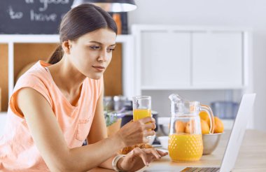 Cep telefonu görünümlü ve cam tutan gülümseyen güzel kadın 