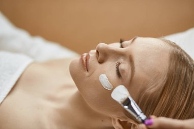 insanlar, güzellik, kozmetik ve tedavi genel kavram - in yakın