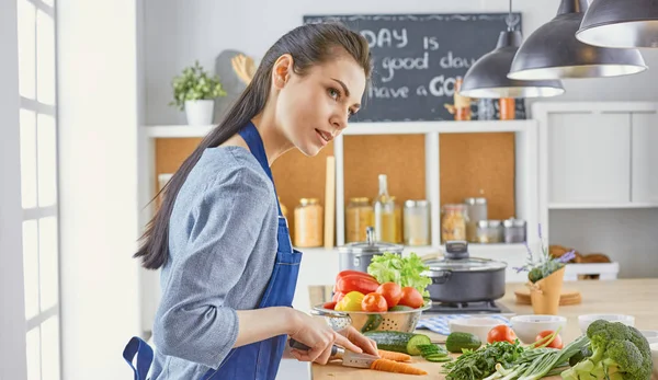 Eine junge Frau bereitet in der Küche Essen zu. gesunde Ernährung - vegetarisch — Stockfoto