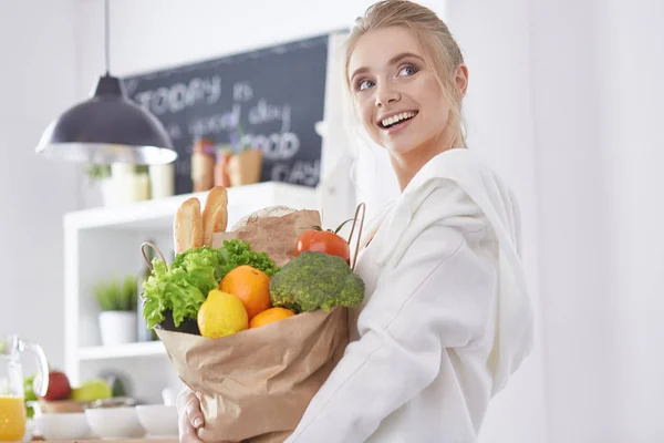 Junge Frau hält Einkaufstasche mit Gemüse in der Hand — Stockfoto