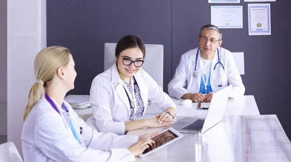 Medici che fanno una discussione medica in una sala riunioni — Foto Stock