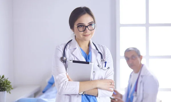 Médecin vérifiant le rythme cardiaque du patient au lit avec stéthoscope — Photo