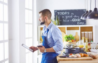 el ve tarifi okuyan bir tablet ile pişirmek