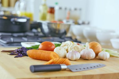 Ahşap tahtalı kompozisyon ve masada yemek pişirmek için malzemeler