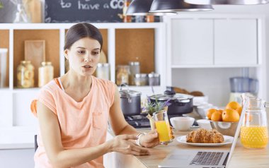Cep telefonu görünümlü ve cam tutan gülümseyen güzel kadın 