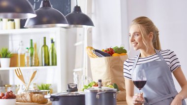 güzel bir kadın mutfakta şarap kırmızı içme