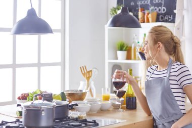 güzel bir kadın mutfakta şarap kırmızı içme