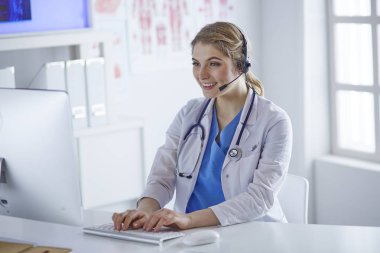 Ofiste kulaklık mutlu gülümseyen genç doktor Portresi