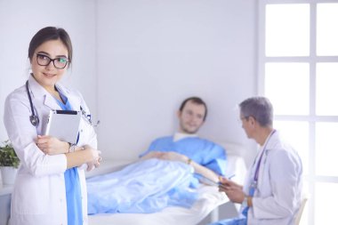 Doktor stetoskop ile yatakta hasta kalp ritmini kontrol