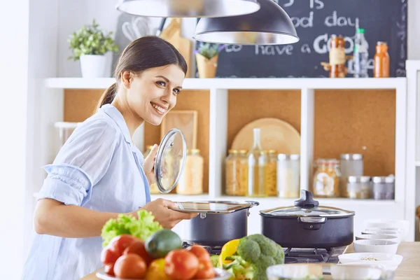 Μια νεαρή γυναίκα ετοιμάζει στην κουζίνα. Υγιεινά τρόφιμα - σαλάτα λαχανικών. Δίαιτα. Η έννοια της διατροφής. Υγιεινού τρόπου ζωής. Μαγειρεύω στο σπίτι. Μάγειρας — Φωτογραφία Αρχείου