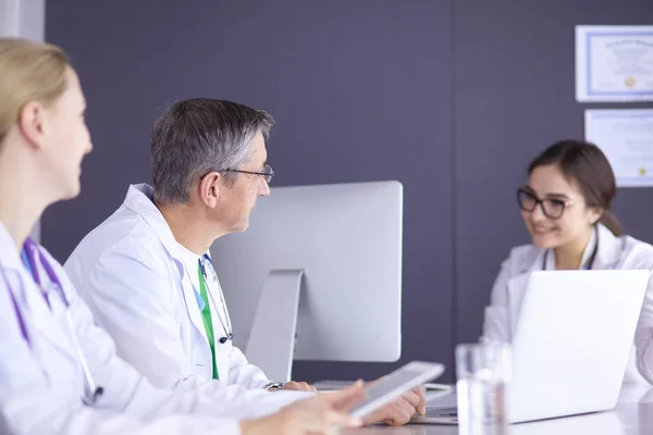 Medici che fanno una discussione medica in una sala riunioni — Foto Stock