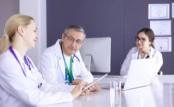 Medici che fanno una discussione medica in una sala riunioni — Foto Stock