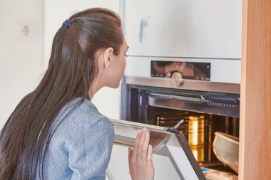 O açık ile bekleyen güzel bir kadın mutfakta