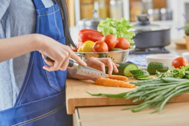 Genç bir kadın mutfakta yemek hazırlar. Sağlıklı gıda - Mey