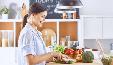 Genç bir kadın mutfakta yemek hazırlar. Sağlıklı gıda - Mey