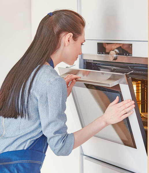 Женщина на кухне, ожидающая с передней панели
