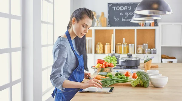 Uma jovem prepara comida na cozinha. Alimentos saudáveis - vege — Fotografia de Stock