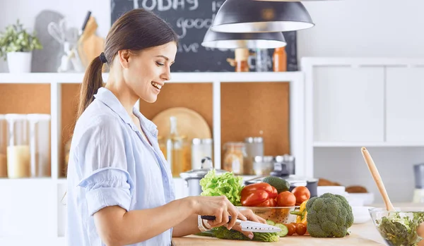 Eine junge Frau bereitet in der Küche Essen zu. gesunde Ernährung - vegetarisch — Stockfoto