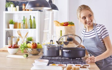 Genç kadın mutfakta yemek pişiriyor. Sağlıklı Yemek