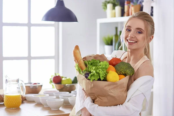 야채 현장 standi 가진 식료품 쇼핑 가방을 들고 젊은 여자 — 스톡 사진
