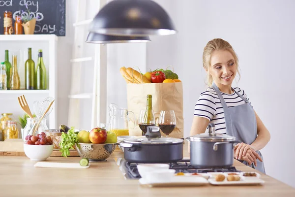 台所で料理をする若い女性。健康食品 — ストック写真