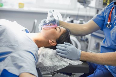 T sırasında ameliyat masasında hasta çevreleyen birkaç doktor