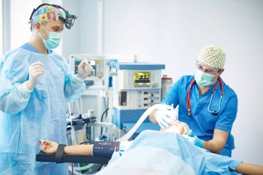 T sırasında ameliyat masasında hasta çevreleyen birkaç doktor