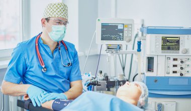 T sırasında ameliyat masasında hasta çevreleyen birkaç doktor