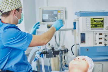 T sırasında ameliyat masasında hasta çevreleyen birkaç doktor