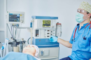 T sırasında ameliyat masasında hasta çevreleyen birkaç doktor