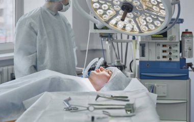 T sırasında ameliyat masasında hasta çevreleyen birkaç doktor