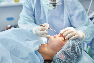 T sırasında ameliyat masasında hasta çevreleyen birkaç doktor