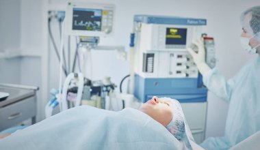 T sırasında ameliyat masasında hasta çevreleyen birkaç doktor