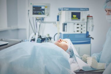 T sırasında ameliyat masasında hasta çevreleyen birkaç doktor