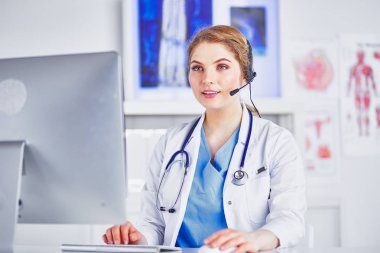 Ofiste kulaklık mutlu gülümseyen genç doktor Portresi