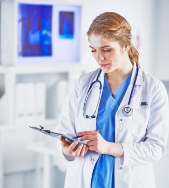 Genç kadın doktor Pano gülümseyerek ile kurulu ile ayakta