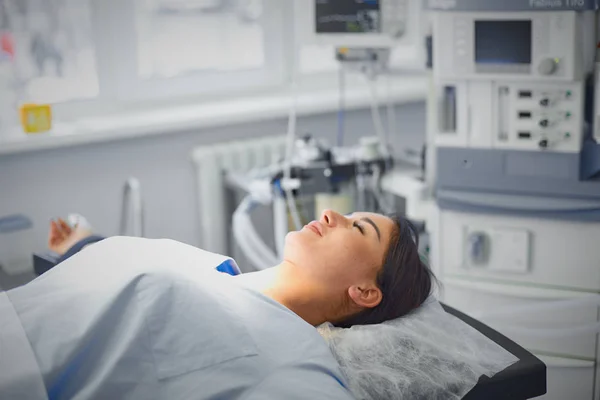 T sırasında ameliyat masasında hasta çevreleyen birkaç doktor — Stok fotoğraf