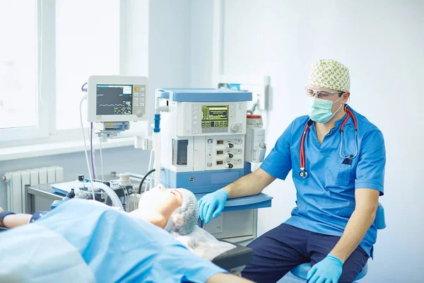 T sırasında ameliyat masasında hasta çevreleyen birkaç doktor