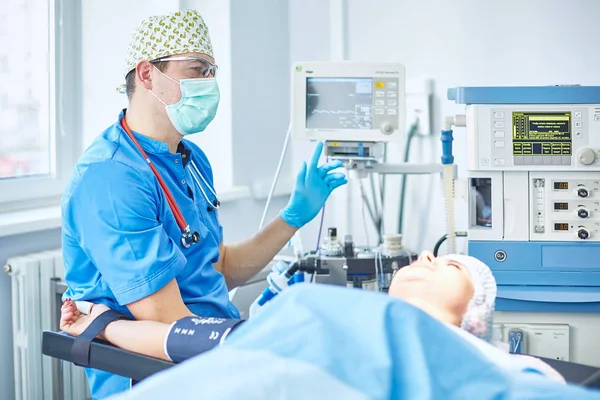 Plusieurs médecins entourant le patient sur la table d'opération pendant t — Photo