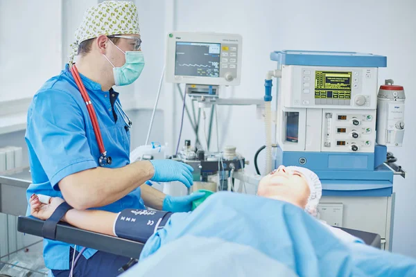 Several doctors surrounding patient on operation table during t — Stock Photo, Image