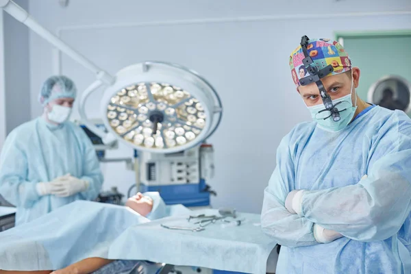 Flera läkare som omger patienten på operationsbordet under t — Stockfoto
