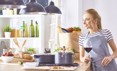 güzel bir kadın mutfakta şarap kırmızı içme