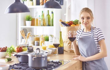 güzel bir kadın mutfakta şarap kırmızı içme