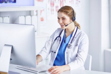 Ofiste kulaklık mutlu gülümseyen genç doktor Portresi