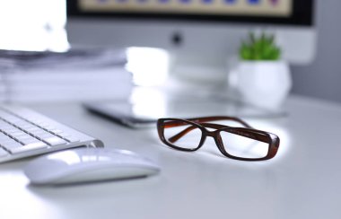 ofis masasında gözlükler ve ofis malzemeleri.ofis masası masasında bir sürü şey var. kopya space.vintage color.selective focus ile.
