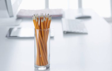 Grafit kalem Ofis masaları cam bardakta. Kavramı.