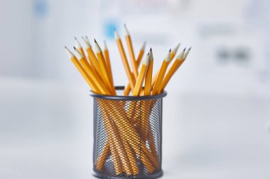 Grafit kalem Ofis masaları cam bardakta. Kavramı.