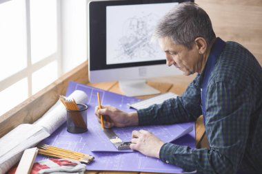 Dizüstü bilgisayarda çalışan ve Proje çizimi mühendis marangoz