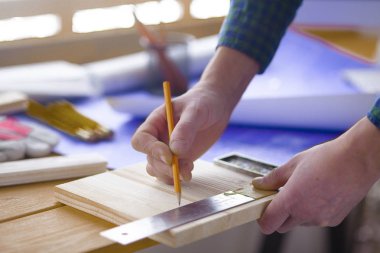 Dizüstü bilgisayarda çalışan ve Proje çizimi mühendis marangoz