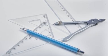 son derece seçici odak gümüş kalem ve hassas ölçüm aracı, inşaat veya fikir çizim bina kavramı bir parçası.